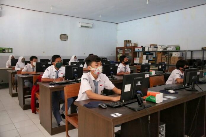 Siswa belajar dengan protokol kesehatan