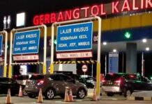 Kendaraan memasuki GT Kalikangkung