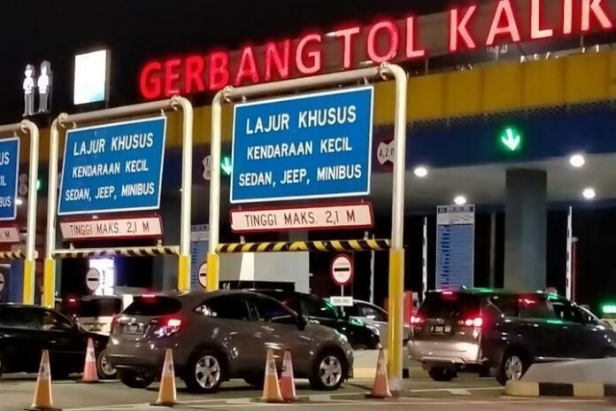 Kendaraan memasuki GT Kalikangkung