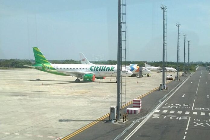 Pesawat terparkir di Bandara A Yani