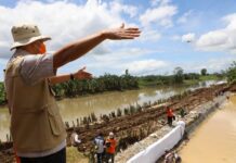 Proses penanganan tanggul yang jebol