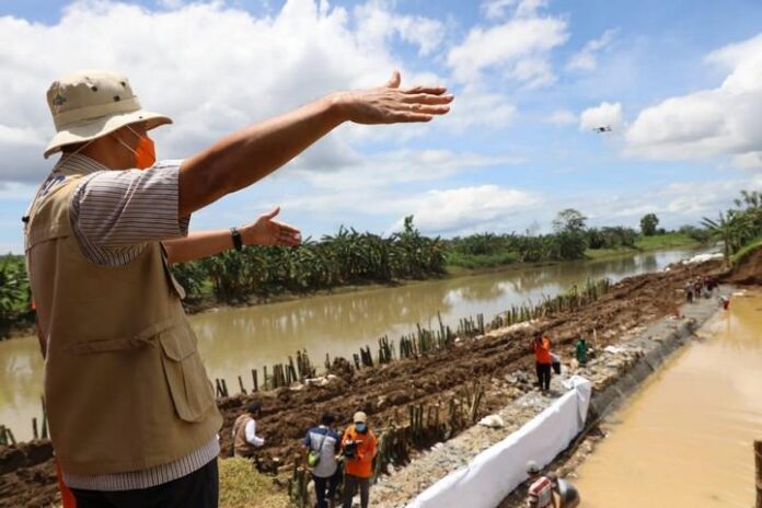 Proses penanganan tanggul yang jebol