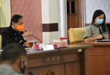 Monika Nirmala saat rapat penanganan COVID-19