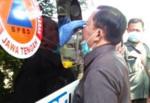 Seorang warga mengikuti tes usap