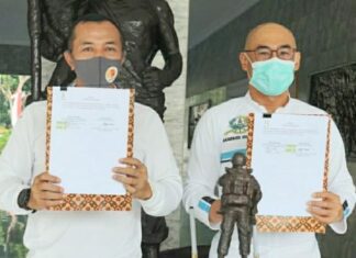 Gubernur Akmil Mayjen TNI Totok Imam Santoso (kiri)