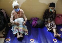 Dua lansia di tempat pengungsian di Kabupaten Magelang