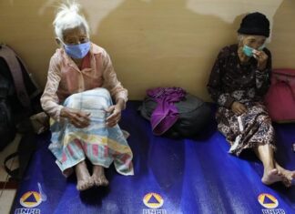Dua lansia di tempat pengungsian di Kabupaten Magelang