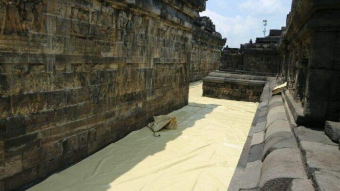 Borobudur ditutup mantel