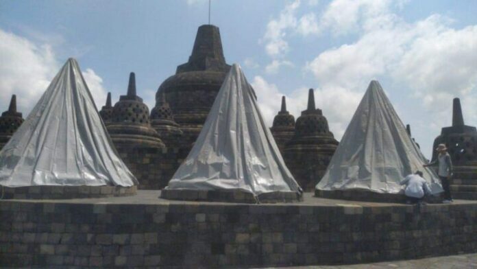 Borobudur ditutup mantel