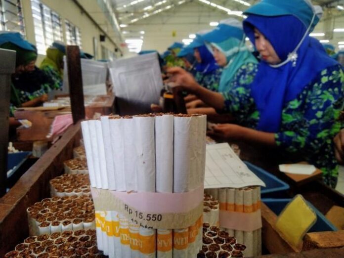 Sejumlah pekerja rokok di Kudus