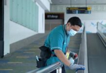 Petugas di Bandara Ahmad Yani