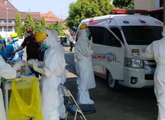 Mobile PCR melakukan tes usap
