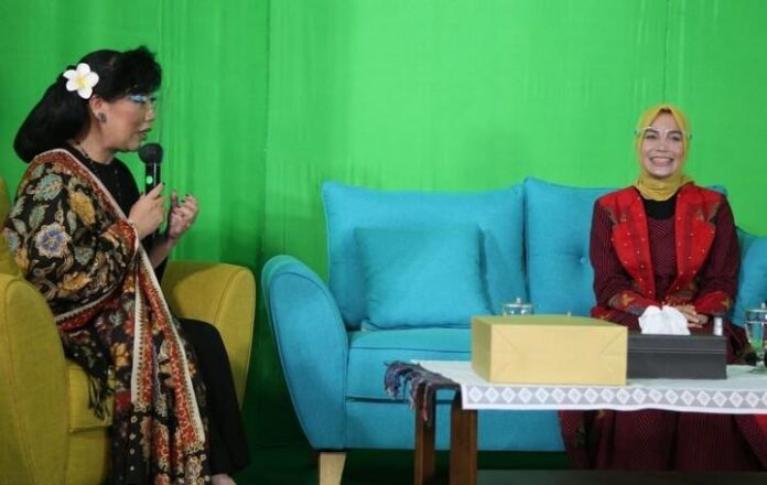 2020-11-25_Siti Atiqoh (kanan) Siti Atiqoh (kanan)