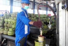 Petugas mengisi elpiji bersubsidi