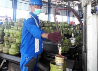Petugas mengisi elpiji bersubsidi