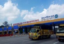 Truk melintas di GT Kalikangkung