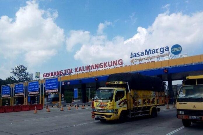 Truk melintas di GT Kalikangkung