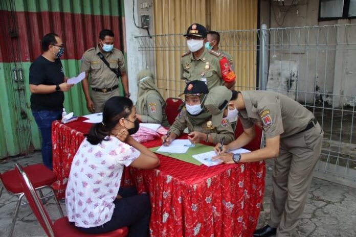 Satpol PP Provinsi Jateng mendata warga Satpol PP Provinsi Jateng mendata warga