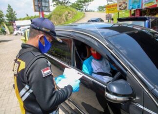 Petugas memeriksa dokumen perjalanan pemudik