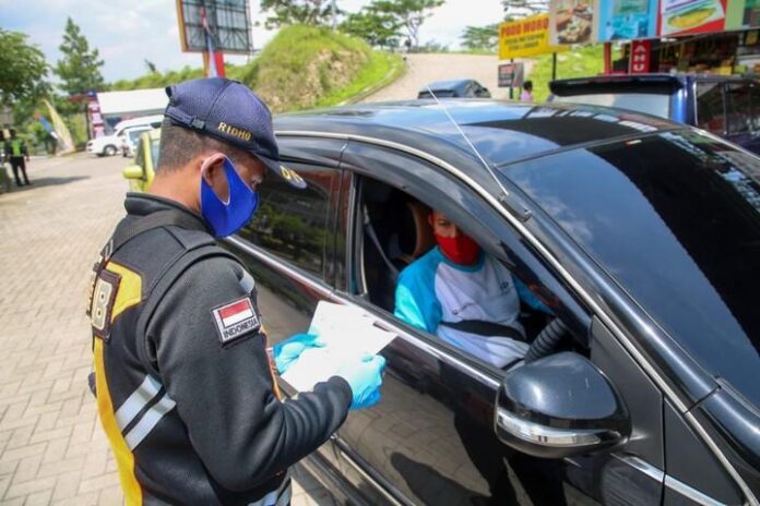 Petugas memeriksa dokumen perjalanan pemudik Petugas memeriksa dokumen perjalanan pemudik