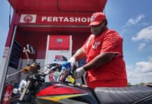 Operator Pertashop sedang melayani pembeli