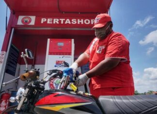 Operator Pertashop sedang melayani pembeli