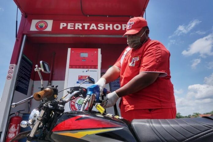 Operator Pertashop sedang melayani pembeli