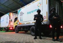 Dua personel Brimob Polda Jateng berjaga