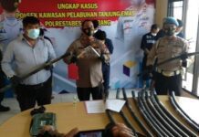 Kompol Johan Valentino (tengah)
