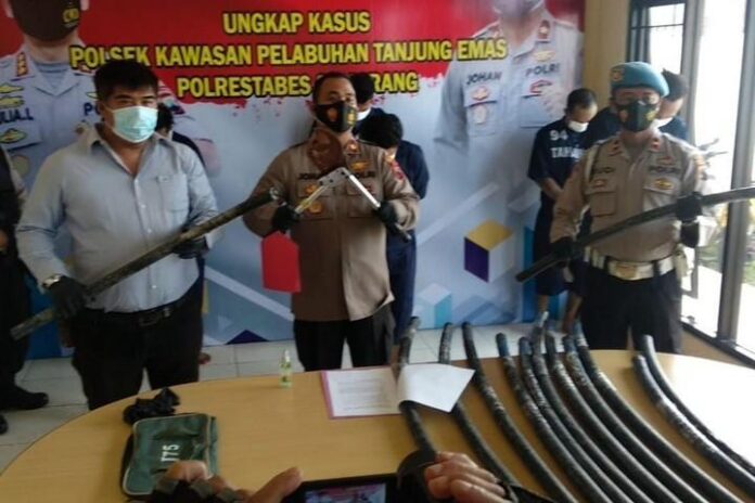 Kompol Johan Valentino (tengah) Kompol Johan Valentino (tengah)