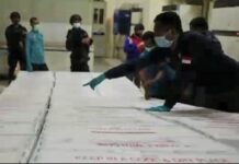 Petugas di Gudang Farmasi Dinas Kesehatan Jateng