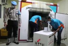 Proses memasukkan vaksin Sinovac ke ruang pendingin