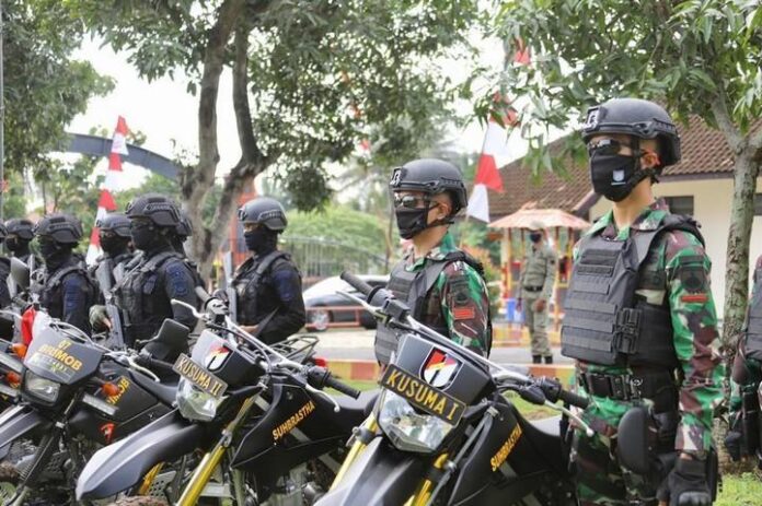Personel Brimob dan TNI Kodam IV Diponegoro