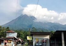 Gunung Merapi terlihat dari Ngrangkah