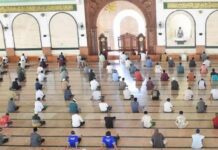 Jamaah mengikuti salat di MAJT
