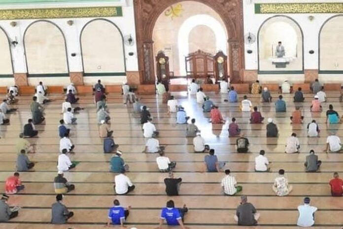 Jamaah mengikuti salat di MAJT