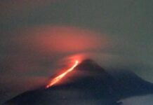 Merapi memuntahkan lava pijar