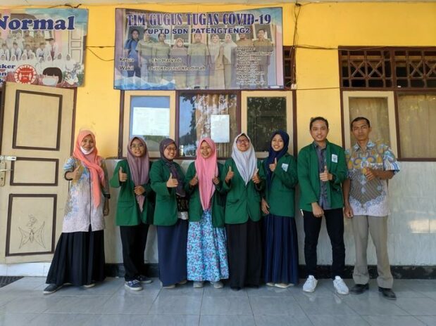 Devaldi Akbar Suryadi bersama tim dan guru SDN Patengteng 2 Madura