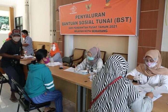 Penyaluran BST kepada masyarakat