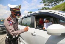 Pemeriksan kelengkapan surat kesehatan bebas COVID-19