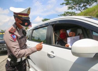 Pemeriksan kelengkapan surat kesehatan bebas COVID-19