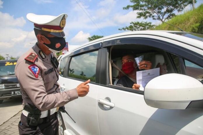 Pemeriksan kelengkapan surat kesehatan bebas COVID-19