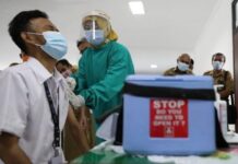 Seorang tenaga kesehatan saat divaksin
