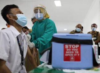 Seorang tenaga kesehatan saat divaksin