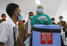 Petugas vaksinator bersiap melakukan vaksinasi