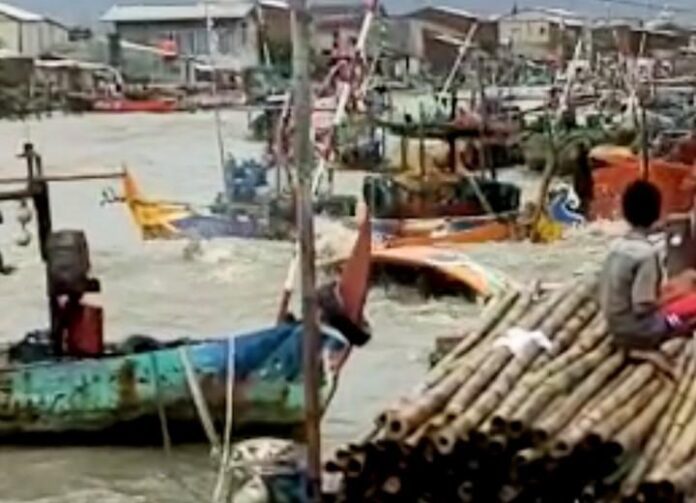 Sejumlah kapal bersandar di dermaga Tambaklorok Sejumlah kapal bersandar di dermaga Tambaklorok