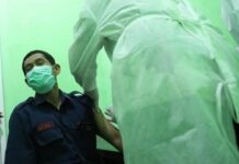 Vaksinasi kepada tenaga kesehatan di Solo