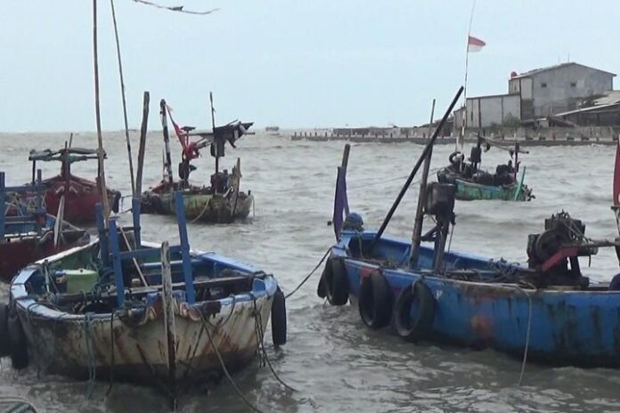 Kapal milik nelayan Tambaklorok terombang-ambing di dermaga