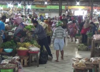 Pedagang di Pasar Bandarharjo
