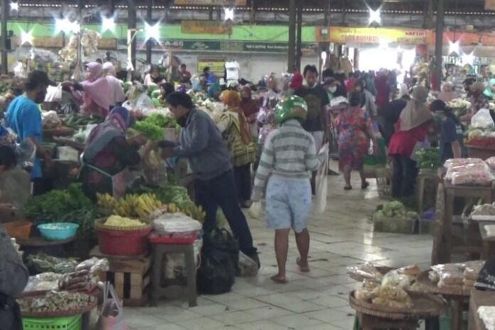 Pedagang di Pasar Bandarharjo